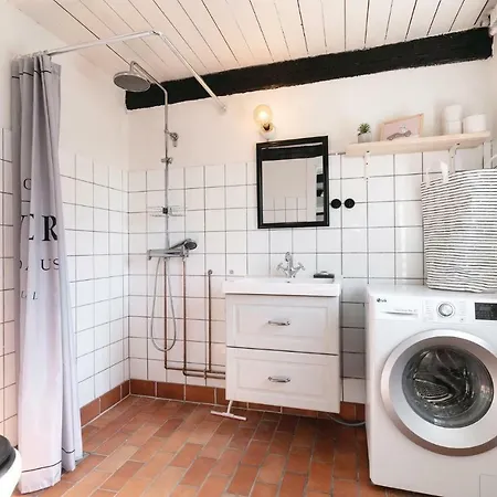 펜션 Four Bedroom Holiday In *